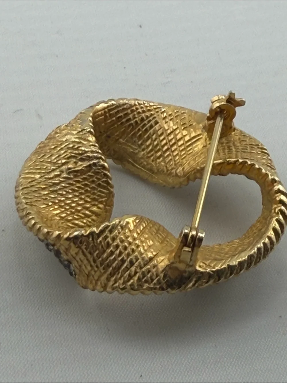 Vintage Gold Tone Rhinestone Ribbon Swirl Brooch Pin Statement Jewelry